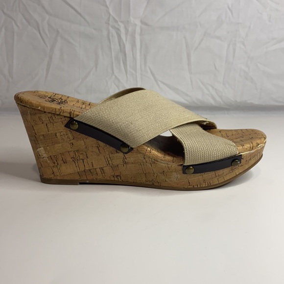 Brand Faded Glory. Size 7 1/2. Color tan, cream, brown, gold. - Picture 5 of 8